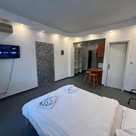 Comfy W Balcony Quiet Calderon Apartament *